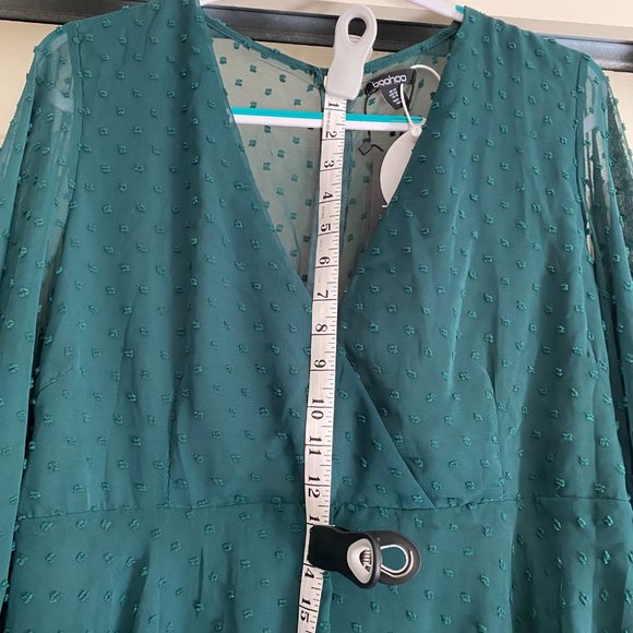 Elegant Green V-Neck Dress - Picture 10 of 10